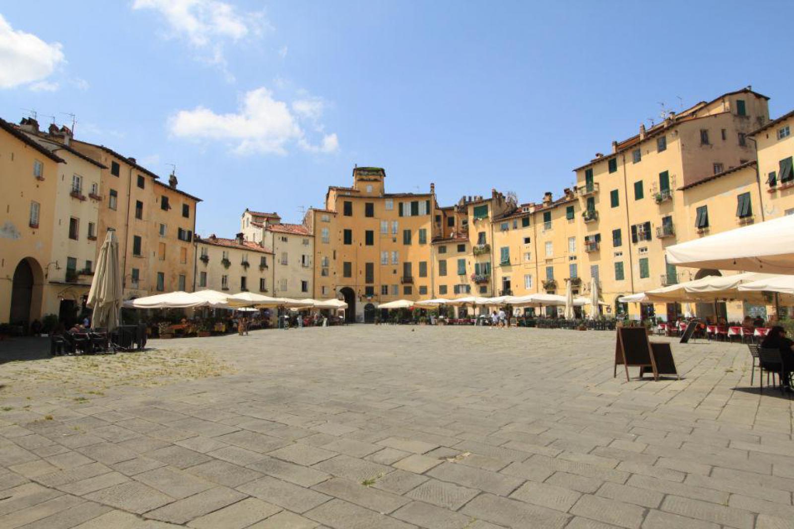 Lucca, Piazza anfiteatro